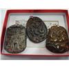 Image 2 : 3 CARVED JADE PENDANTS
