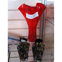 RED ART GLASS VASE AND PAIR OF SPATTER GLASS BUD VASES