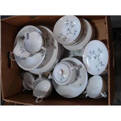 DINNERWARE SET