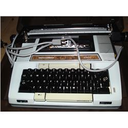 SMITH CORONA 2200 TYPEWRITER IN CASE