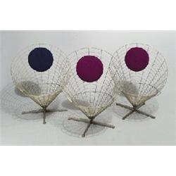 PLUS LINJE, Kopenhagen - Verner Panton - Drei Wire Cone Chair, - gebogener Stahldraht, verchro...