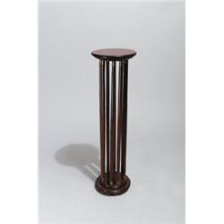 DEUTSCHLAND - Blumensäule, - Mahagoni, partiell geschwärzt, Messing. Getreppter, profilierter r...