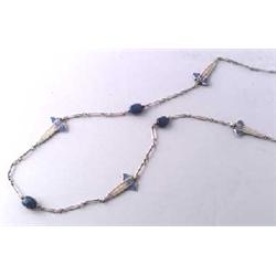 DEUTSCHLAND - Halskette, - Silber, Lapislazuli. Drei blaue Farbsteine und vier hochovale Medail...