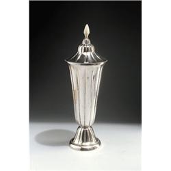ÖSTERREICH - Deckelpokal, - Silber. Wandung mit horizontal verlaufenden Rillen, leichtes Hammer...