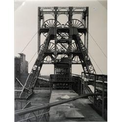 HILLA UND BERNHARD BECHER (*34/31) - Förderturm, - Wohl Siebdruck. Frontalansicht eines Fördert...