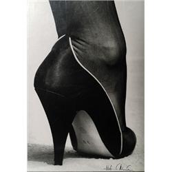 HELMUT NEWTON (1920-2003) - Schuh, - Abzug auf PE-Fotopapier. 65,7 x 44,5. Unten rechts handsig...