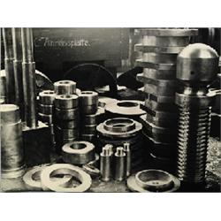 ALBERT RENGER-PATZSCH (1897-1966) - Industrieprodukte aus der Drehbank, - Foto. 15,6 x 20,5 cm....
