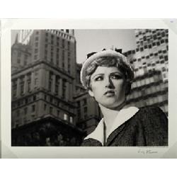 CINDY SHERMAN (*1954) - Untitled Film Still #21 - Druck. Portrait einer jungen Frau vor Archite...
