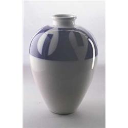 KÖNIGLICHE PORZELLANMANUFAKTUR BERLIN, Berlin - Bodenvase, - Porzellan. Blaue geometrische Bema...