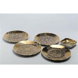 PIERO FORNASETTI, Mailand - Fünf Teller intarsia, - Porzellan. Lineares geometrisches schraffie...