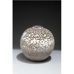 JEAN BESNARD, Paris - Vase, - Keramik. Brauner Scherben mit weißer Glasur in schrumpfender Emai...