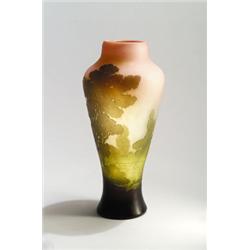 EMILE GALLÉ, Nancy - Vase, - farbloses Glas, mit opakem, roséfarbenem Innenüberfang und moosgrü...