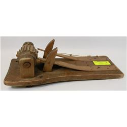 VINTAGE RARE DESIGN  WOOD CLACKER/CLAPPER