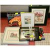 Image 1 : ESTATE LOT OF ASSORTED WALL HANGINGS