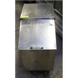 QUEST STAINLESS STEEL ROLLING BIN WITH LID