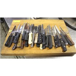 LOT OF 30 KITCHEN KNIVES AND CUTTING BOARD