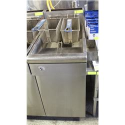 QUEST COMMERCIAL DEEPFRYER W/ BASKETS & FILTERS