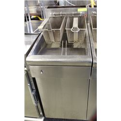 QUEST COMMERCIAL DEEPFRYER W/ BASKETS & FILTERS