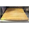 Image 1 : SQUARE WOODEN CUTTING BLOCK 24" X 22-1/2" X 1-1/4"