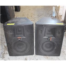 PAIR OF JBL SPEAKER WITH MOUNTING ARM