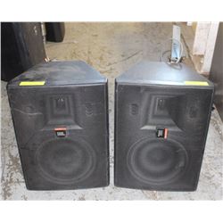 PAIR OF JBL SPEAKER WITH MOUNTING ARM