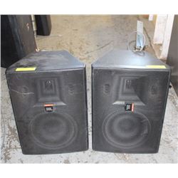 PAIR OF JBL SPEAKER WITH MOUNTING ARM