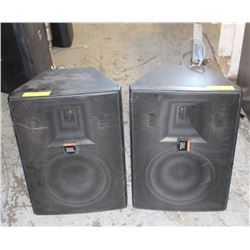 PAIR OF JBL SPEAKER WITH MOUNTING ARM