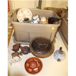 LARGE TOTE OF DECORATIVE TABLE-TOP ACCESSORIES,
