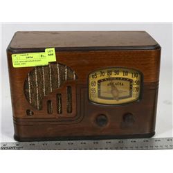 LATE 1930S ARCADIA RADIO MODEL 40B41.
