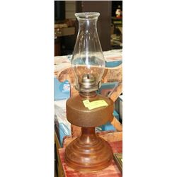 VINTAGE TABLE TOP OIL LAMP