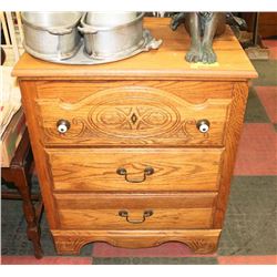 VINTAGE OAK 3 DRAWER DRESSER. 26"X18.5"X31.5",