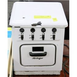 VINTAGE SALESMAN SAMPLE MINIATURE PORCELAIN