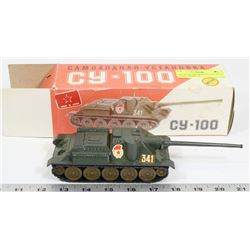 SOVIET SU-100 ARMOURED VEHICLE SCALE MODEL IN
