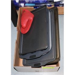 FLAT OF NON-STICK BAKEWARES & SILICONE POT HOLDER
