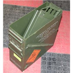 VINTAGE ARMY STYLE AMMUNITIONS BOX.