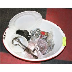 LOT OF 2 VINTAGE TUB AND WASH BASIN