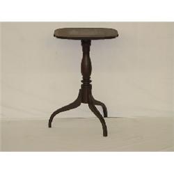 19TH CENT. NEW ENGLAND SPIDER LEG TIP TOP CANDLESTAND W/ SHAPED TOP
