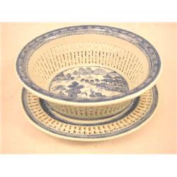 A CHINESE EXPORT PORCELAIN RETICULATED BASKET AND UNDERPLATE