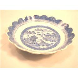 A CHINESE EXPORT PORCELAIN CIRCULAR BOWL WITH SCALLOPED RIM