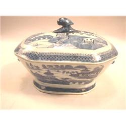 A CHINESE EXPORT PORCELAIN COVERED TUREEN