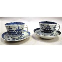 A GROUP OF CHINESE EXPORT PORCELAIN TEA CUPS AND SAUCERS