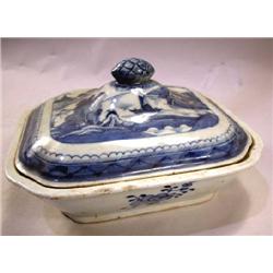 A CHINESE EXPORT PORCELAIN RECTANGULAR COVERED DISH