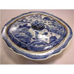 A CHINESE EXPORT PORCELAIN TRAPEZOIDAL COVERED VEGETABLE DISH