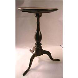 A FEDERAL WALNUT TILT-TOP CANDLESTAND
