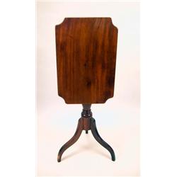 A FEDERAL MAHOGANY TILT-TOP CANDLESTAND