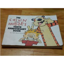 BOOK - THE CALVIN AND HOBBES - 10TH ANNIVERSARY BOOK