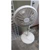 Image 1 : WHITE FLOOR FAN