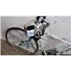 Image 3 : WHITE APOLLO BIKE