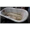 Image 2 : CAST IRON BATHTUB IN GOOD ORIGINAL PORCELAIN AND ORIGINAL FEET