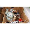 Image 2 : BOX OF FIGURES AND COLLECTIBLES